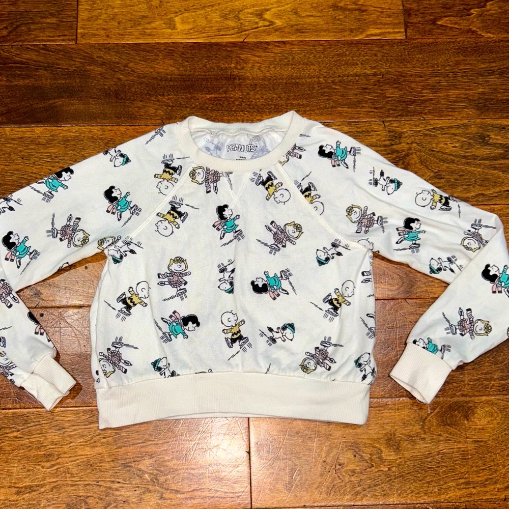 Super soft and adorable girls peanuts sweater